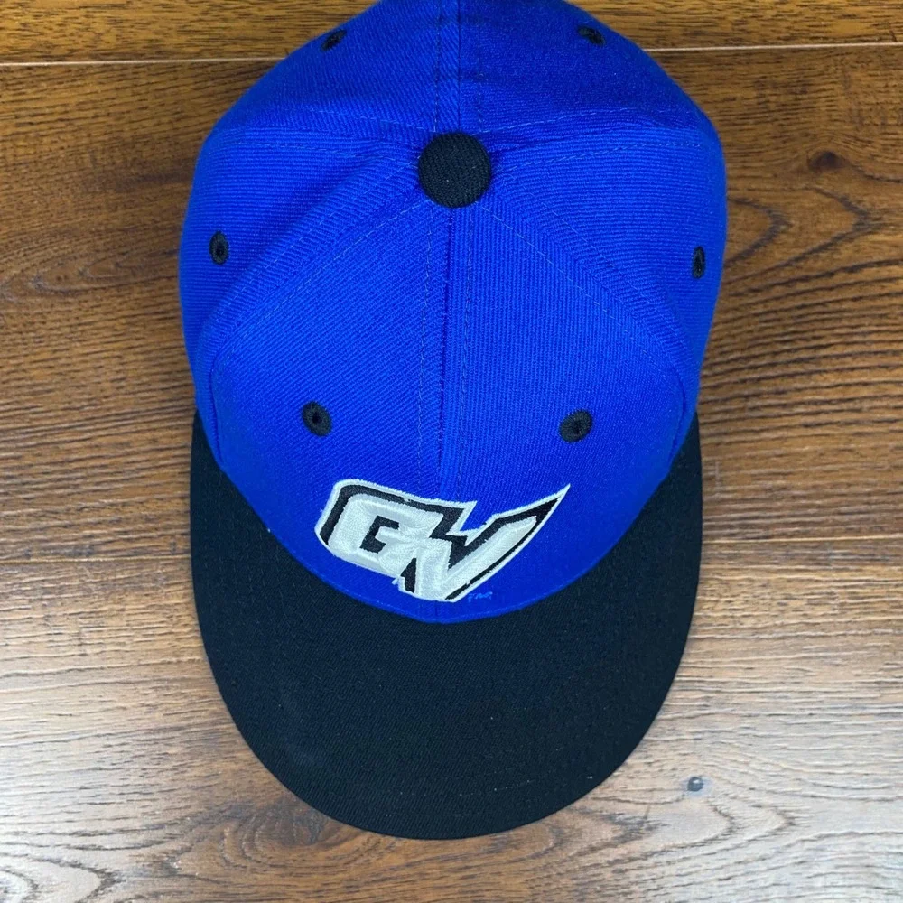 Adidas Grand Valley State Lakers GV Blue Black Flat Visor Flex Hat S/M TV51Z